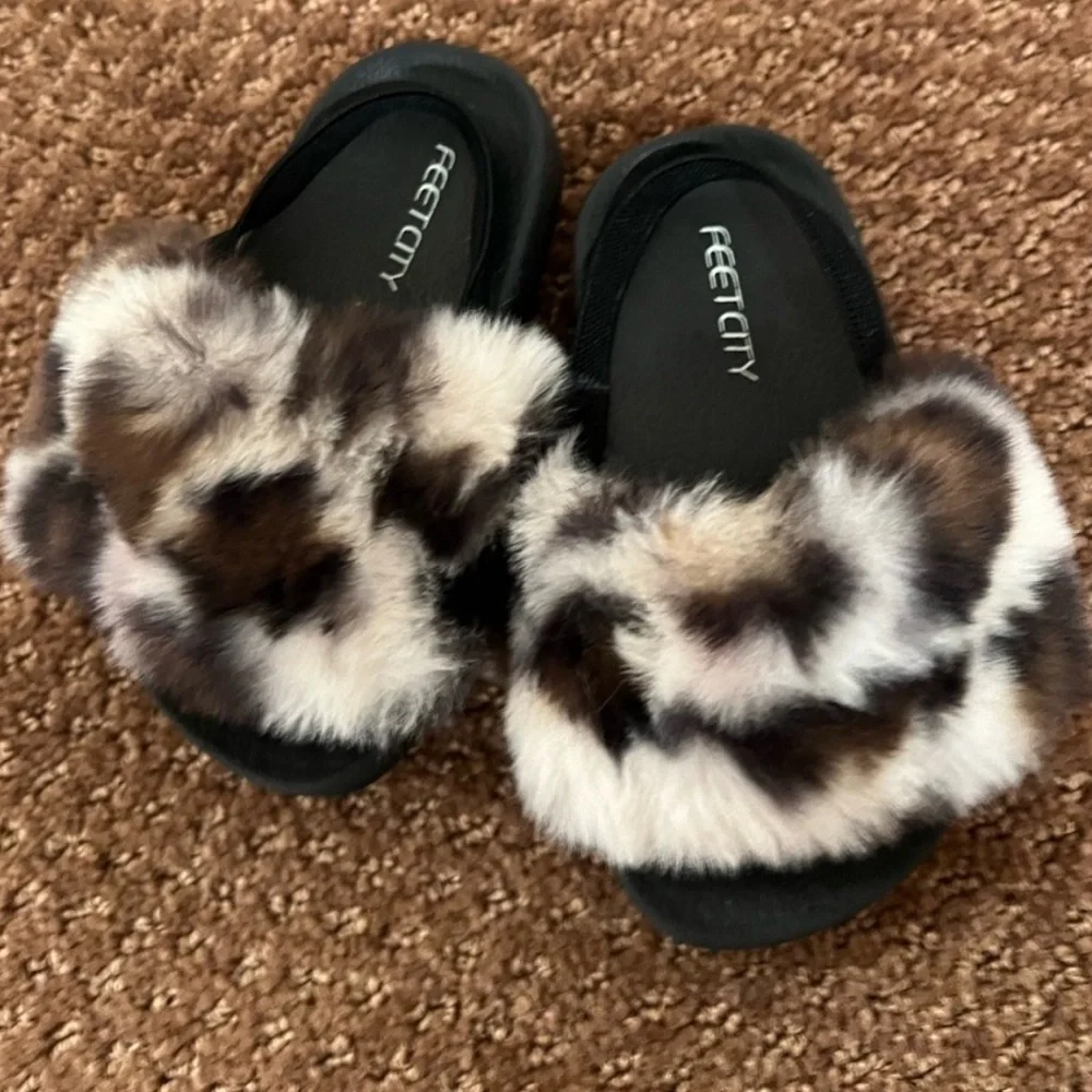 Bundle of 3 Pairs of Girls Shoes Slippers, Combat Boots, Jellies Size 18-24M/5